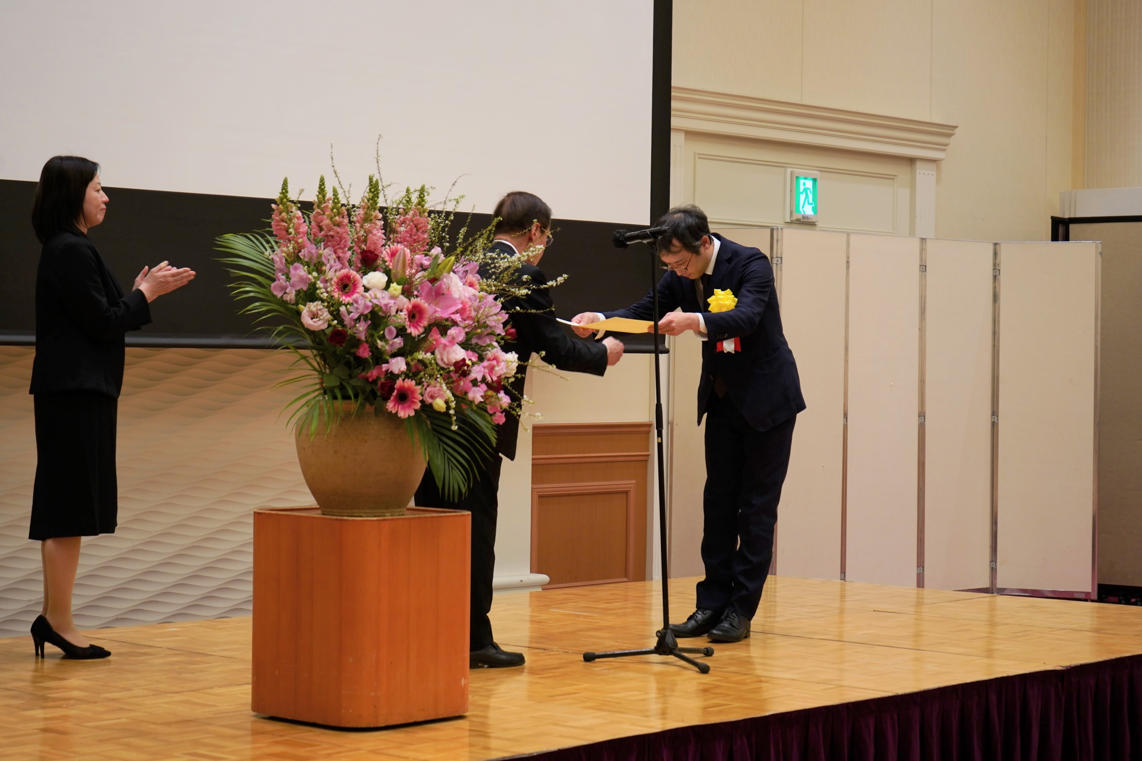 設計をご担当くださいました ゼロフラット 飯澤様 に感謝状を贈呈いたしました